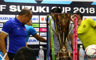 Khoảnh khắc thầy Park 'trộm nhìn' cúp vô địch AFF 2018