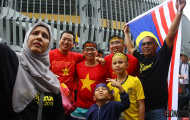 Fan Malaysia thân thiện Selfie cùng CĐV Việt Nam