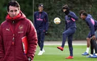 Cái lạnh khiến Ozil co rúm trong ngày trở lại sân tập Arsenal