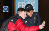 Dàn sao M.U lầm lũi trở về Manchester khi Liverpool ở ngay trước mắt