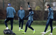 Hazard dùng tuyệt chiêu 'nhất dương chỉ' trên sân tập Chelsea