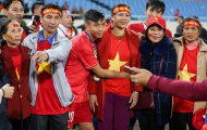 Mãi quấn quýt bên mẹ, Văn Đức 'bỏ rơi' người yêu ngọc nữ
