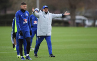 Sau siêu phẩm. Giroud vẫn cúi gầm mặt nghe Sarri chỉ giáo