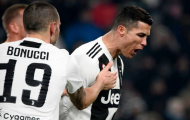 Sút mãi không vào, Ronaldo điên tiết phá cột dọc Roma