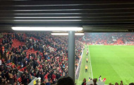 Phản ứng đặc biệt của sân Anfield khi Man City thua Leicester