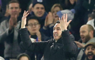 Tức giận vì Arsenal bị cầm hòa, Emery đá thẳng chai nước vào mặt CĐV Brighton