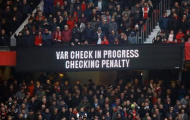 Khán giả Old Trafford bực bội vì VAR
