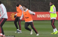 Vị khách đặc biệt gây náo loạn sân tập Man United