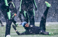 Dàn sao Man City đùa giỡn như con nít dưới tuyết lạnh lẽo
