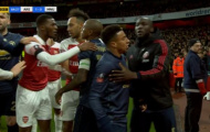 Cay cú khi thua thảm, fan Arsenal ném đồng xu khiến Lingard nổi giận
