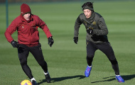 Không thể ngồi yên, HLV Emery vào sân tranh bóng với Ozil