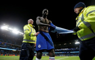 Sốc! Thua đau Man City, CĐV ném 'vật thể lạ' thẳng vào mặt sao Chelsea
