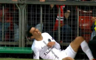 Young thoát thẻ đỏ sau pha tranh chấp nguy hiểm với Di Maria
