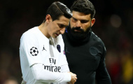 UEFA vào cuộc vụ CĐV Man Utd 'ném chai' người cũ