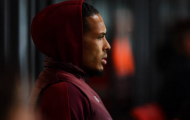 Làm khán giả, Van Dijk vẫn tạo dấu ấn cực lớn tại Anfield
