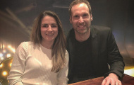 Petr Cech bảnh bao hộ tống đội nữ Arsenal đi ăn tối