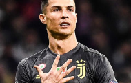 Bị la ó dữ dội, Ronaldo dùng tay 'bịt miệng' NHM Atletico
