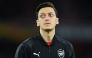 Ozil bị 'dập' tơi tả, đồng đội ở Arsenal đáp trả gay gắt