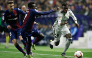 Thắng nhờ penalty và mất thêm người, Real nơm nớp lo sợ chờ Barcelona