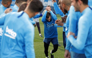 Chẳng quan tâm Real, dàn sao Barca vui như mở hội chúc mừng trụ cột CLB