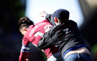 CỰC SỐC: Sao người Anh bị CĐV lao vào sân đấm knock-out thẳng mặt