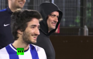 Mourinho bất ngờ tái xuất sân cỏ, luyện phòng ngự trong đêm tối