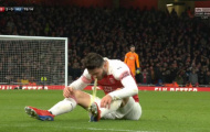 Ống kính sân cỏ: Sao Arsenal ói ngay trên sân khi đối đầu Quỷ Đỏ