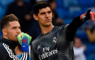 Courtois vừa bị 'đấm' vừa được 'xoa'