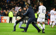 CĐV quá khích vào sân, Mbappe có hành động 'không tưởng'