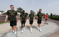 Ozil cười thả ga ngồi xe bus hai tầng dạo phố phường Dubai