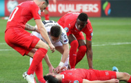 SỐC! Bất tỉnh suýt cắn lưỡi, ngôi sao Premier League vẫn được cho đá tiếp