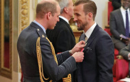 Được trao huân chương, Harry Kane đem luôn vợ đến 'nhà mới' 850 triệu bảng