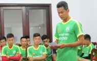 Chuyên gia Việt nói gì về án phạt cho cầu thủ tự đá vào lưới nhà?
