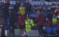 Ống kính sân cỏ: Arsenal thua, Ozil ném áo thẳng vào Emery