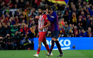 Pique đã thì thầm điều gì với Costa sau tấm thẻ đỏ?