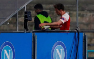 SỐC: Đang đấu Napoli, sao Arsenal rời sân rồi trở lại sau 5 phút