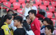'Nuông chiều' fan nữ Sài thành, 'thanh niên cứng' Bùi Tiến Dũng suýt muộn xe