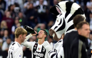 Ronaldo bạc trắng đầu, nốc nguyên chai ngày Juventus đăng quang
