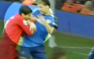 Góc hoài niệm: 'Hàm răng vàng' của Suarez