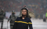 Chiến sỹ PCCC gồng mình với pháo sáng trận Hà Nội FC vs Hải Phòng