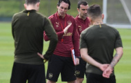Dàn sao Arsenal, người nhăn nhó, người cúi mặt khi nghe Emery giáo huấn