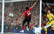 Cậu bé nhặt bóng của Man Utd 'chực khóc' vì pha hỏng ăn của Lingard