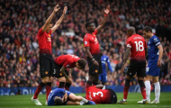 Hòa Chelsea, sao M.U khóc nức nở trong phòng thay đồ
