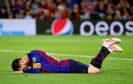 Tuyệt vọng! Messi gục xuống sân ôm mặt chán nản vì 1 đồng đội