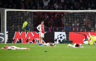 Từng cầu thủ Ajax ngơ ngác, không thể tin chuyện vừa xảy ra