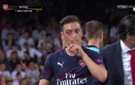 Bị thay giữa chừng, Ozil ra 'dấu hiệu' khiến báo giới sục sôi