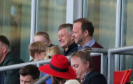 Solskjaer và Woodward cười tít mắt trên khán đài nhìn 1 đội M.U nâng cúp