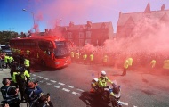 Chưa vô địch, fan Liverpool đã thả bom khói đỏ trời