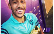 Aubameyang khoe giày vàng sau khi giúp Arsenal hạ Burnley