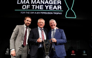Sir Alex xuất hiện bên cạnh HLV hay nhất làng bóng đá Anh Quốc mùa giải qua